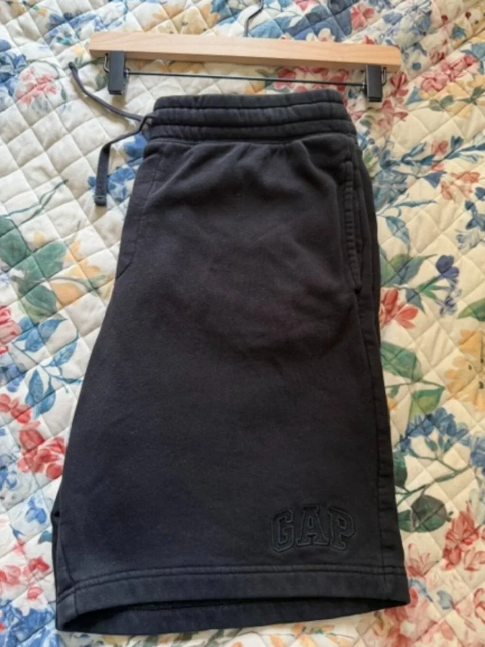 Gap Men's Black Sweat Shorts with Pockets- size large